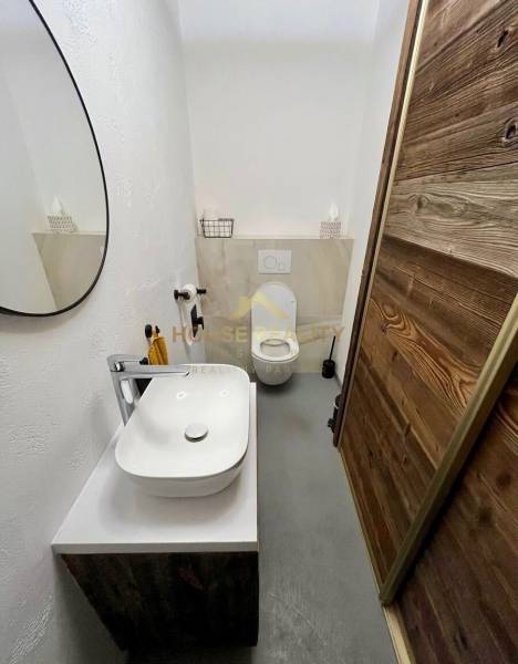 Badezimmer in einer 3-Zimmer-Wohnung mit Spiegel, Waschbecken und moderner Dekoration.