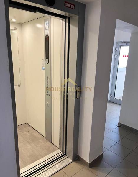 Der Aufzug im Wohnhaus am Dulovo námestie in Bratislava - Ružinov.