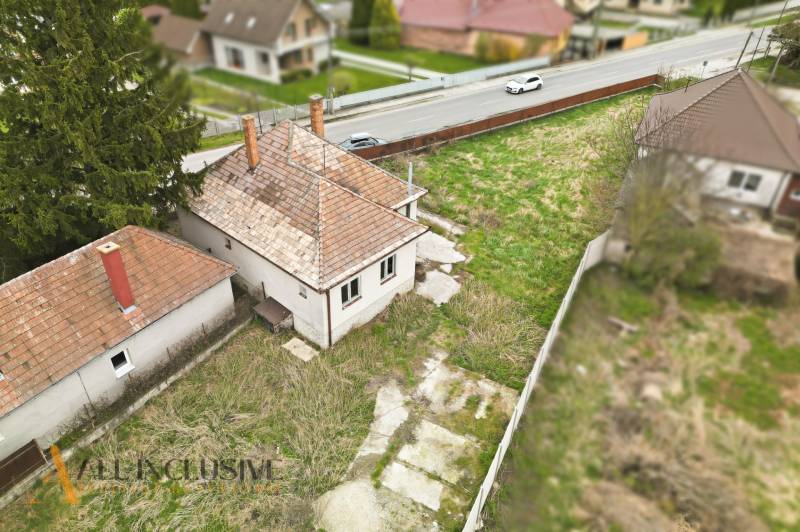 Einfamilienhaus in Michal na Ostrove mit einem Rasenhof und einer Asphaltstraße.