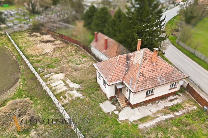 Ein Einfamilienhaus in Michal na Ostrove, umgeben von Grünflächen und einer Zufahrtsstraße.