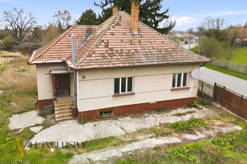 Ein Einfamilienhaus in Michal na Ostrove mit einem Schrägdach und einer Satellitenschüssel.