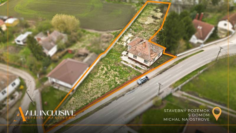 Luftaufnahme eines Baugrundstücks und eines Einfamilienhauses in Michal na Ostrove.