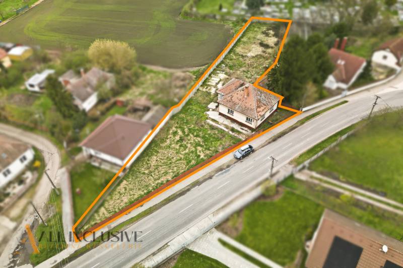 Luftaufnahme eines Einfamilienhauses in Michal na Ostrove mit großem Grundstück.