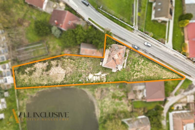Luftaufnahme des Grundstücks mit Immobilie in Michal na Ostrove, umrandet mit einer hervorgehobenen Linie.