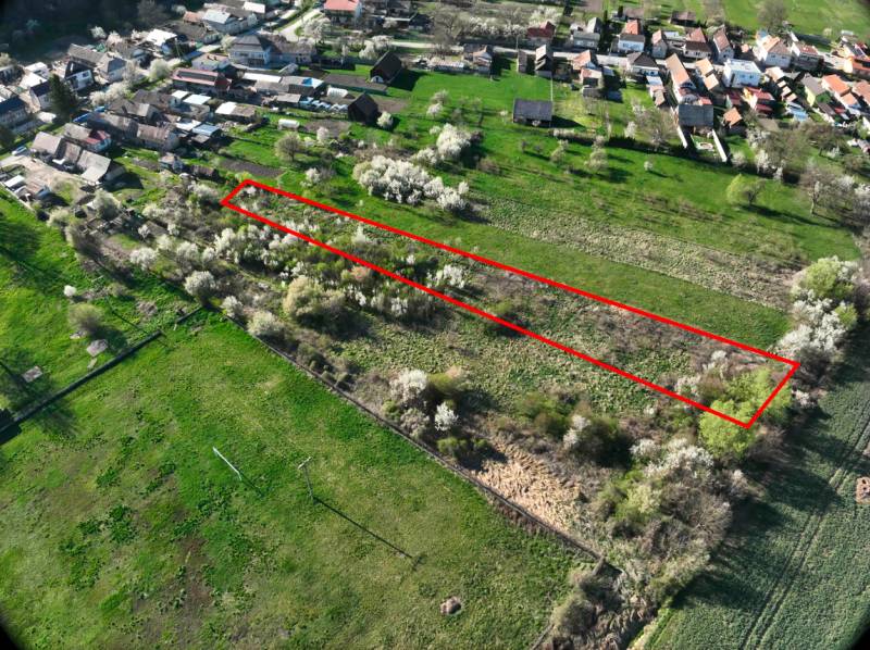 Luftaufnahme der Gärten in Gemer mit markiertem Grundstück.