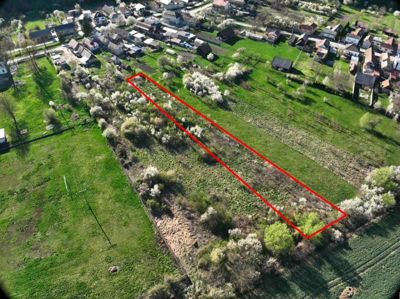 Luftaufnahme von Gärten im Gebiet Gemer mit markiertem Grundstück.