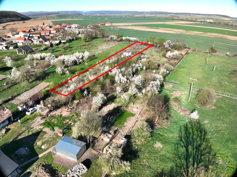 Gärten in Gemer mit blühenden Bäumen und einem markierten Rechteck in der Landschaft.