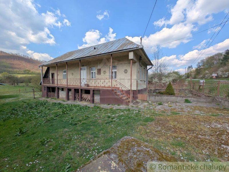 Ein Einfamilienhaus in Zubné, umgeben von Grün und hügeliger Landschaft.