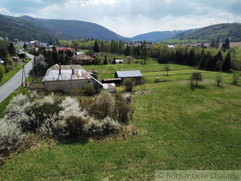 Ein Einfamilienhaus in Zubné mit Panoramablick auf die Berge und die Natur im Frühling.