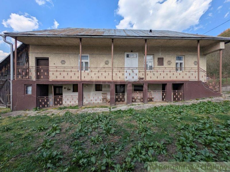 Ein Einfamilienhaus in Zubné mit alter Fassade und Garten in einer natürlichen Umgebung.