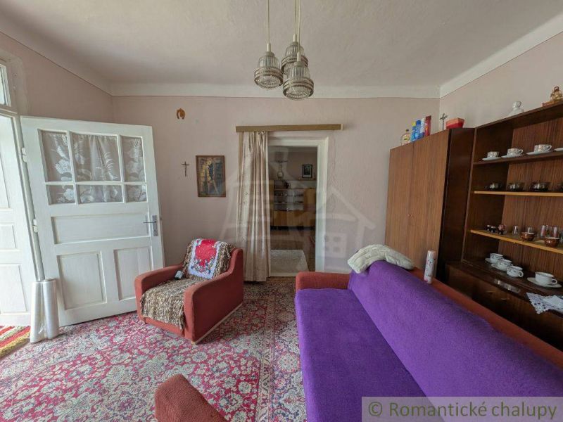 Wohnzimmer in einem Einfamilienhaus mit Teppichboden und Retro-Möbeln.