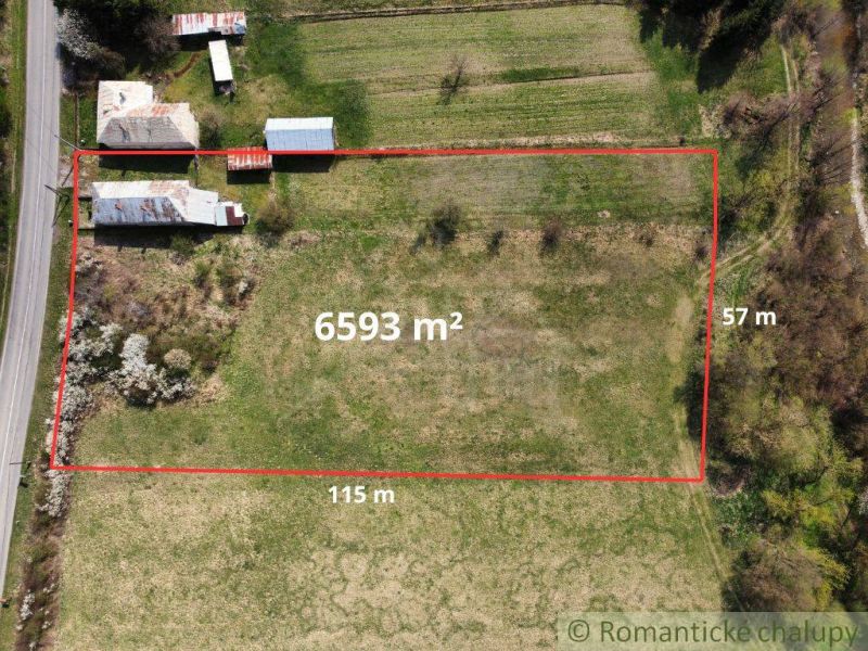 Luftaufnahme des Grundstücks in Zubné mit einer Fläche von 6593 m².