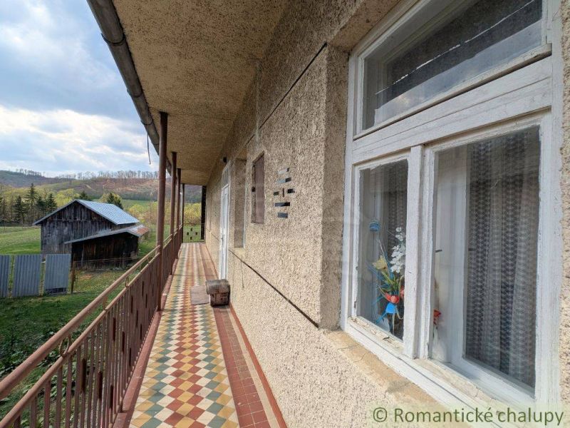 Der Balkon eines Einfamilienhauses in Zubné mit Blick auf Holzbauten und Landschaft.
