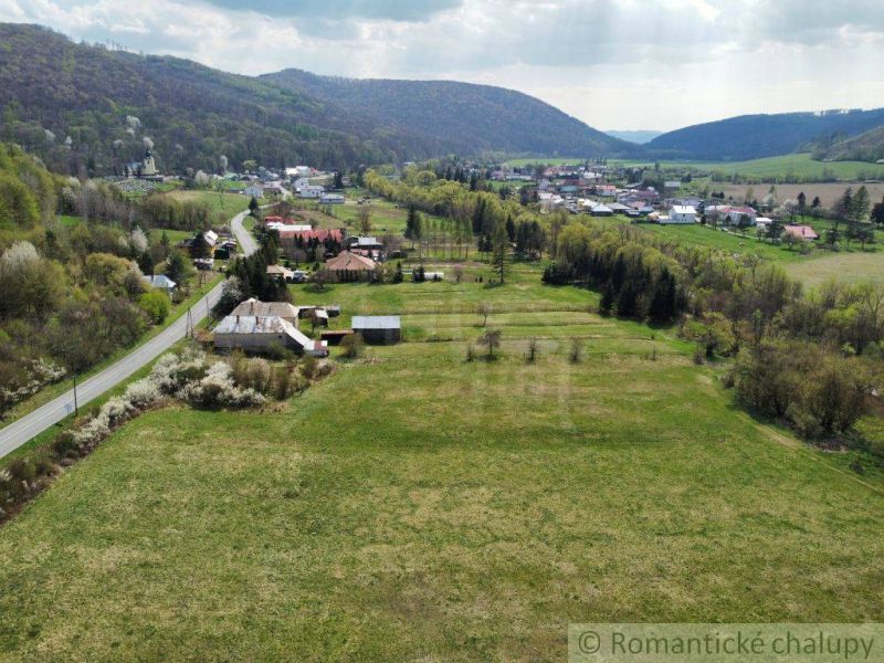 Dörfliche Landschaft in Zubné mit verstreuten Einfamilienhäusern und Berglandschaft.