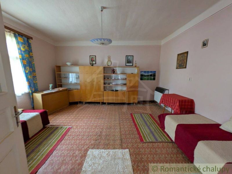 Wohnzimmer in einem Einfamilienhaus mit antiken Möbeln, mehrfarbige Teppiche.