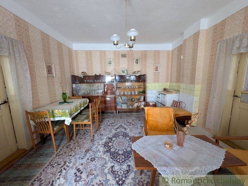 Traditionelles Interieur in einem Einfamilienhaus mit Teppichen, Tapeten und Holzmöbeln.