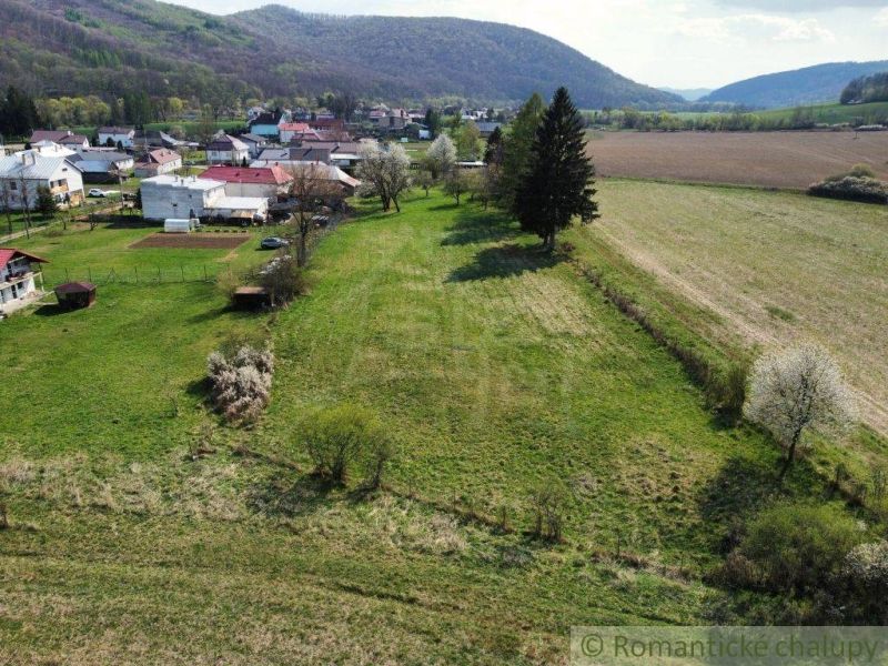 Panoramablick auf Zubné mit Einfamilienhäusern und natürlicher Umgebung.