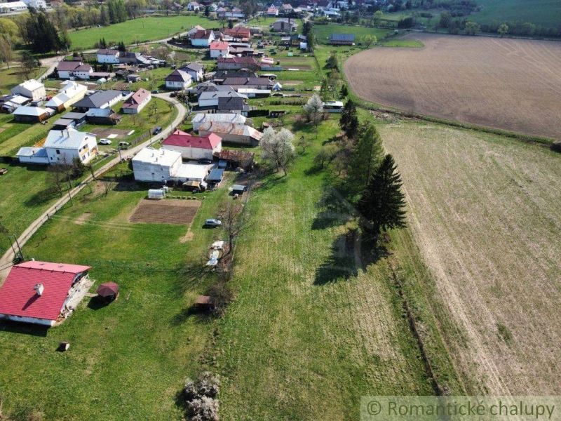 Luftaufnahme von Einfamilienhäusern in Zubné, umgeben von Grünflächen und Feldern.