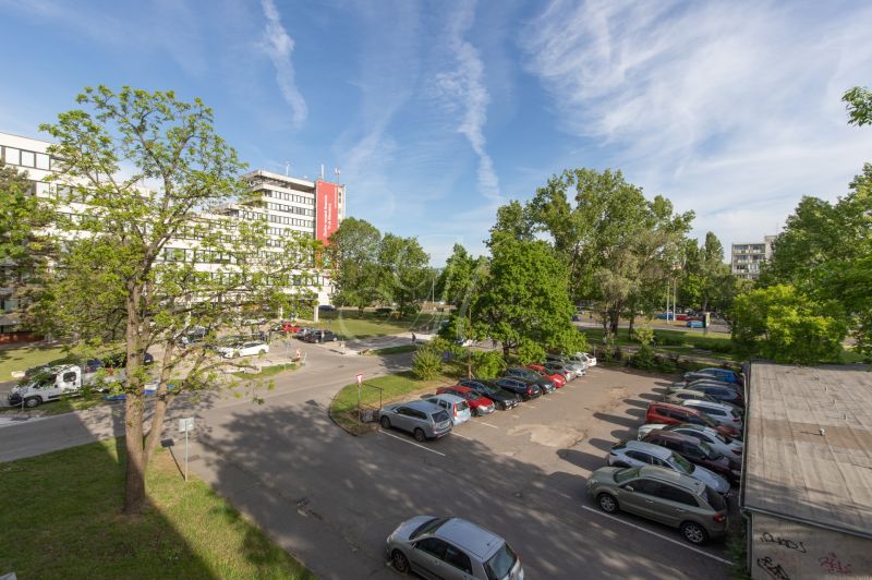 Blick auf den Parkplatz und das Grün in der Exnárova-Straße in Bratislava - Ružinov.