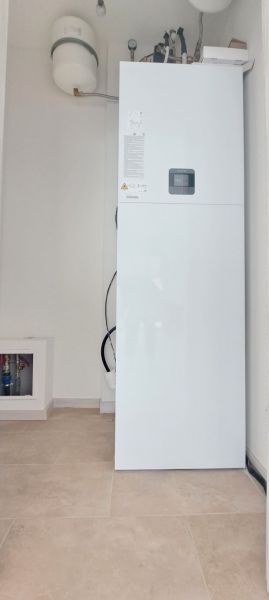 Warmwasserspeicher und Ausdehnungsgefäß im Technikraum eines Einfamilienhauses.