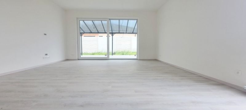 Geräumiges, helles Interieur mit Holzboden-Dekor eines Einfamilienhauses.