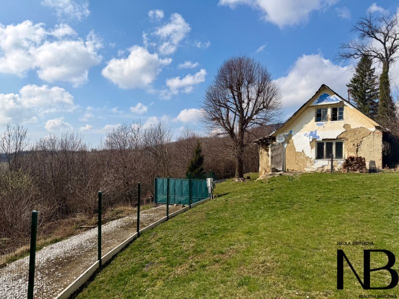 Ein Einfamilienhaus auf einem Wohnbaugrundstück in Lubina, Lubina-Straße, mit einem Rasen-Garten.