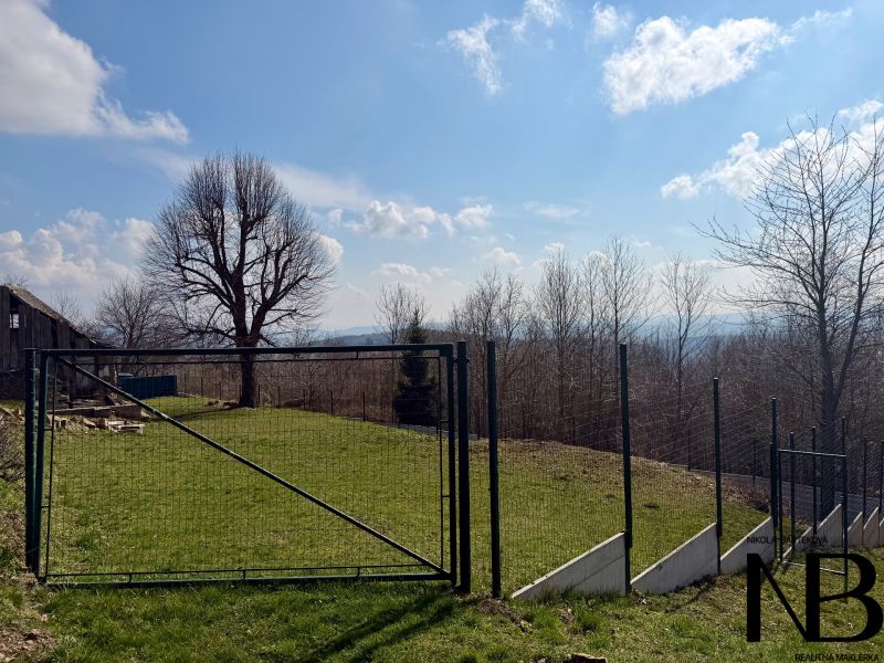 Grundstücke - Wohnen in Lubina mit Blick über den Zaun auf den Wald und das Panorama.