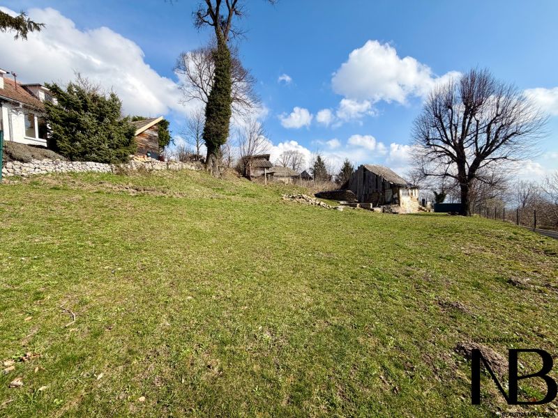 Grundstücke - Wohnen in der Gemeinde Lubina in der Straße Lubina, mit Bäumen und Grünfläche.