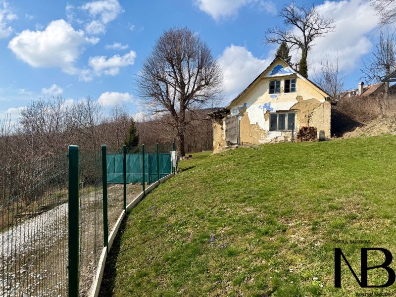 Grundstücke - Wohnen in Lubina in der Straße Lubina mit einem heruntergekommenen Gebäude und Rasen.