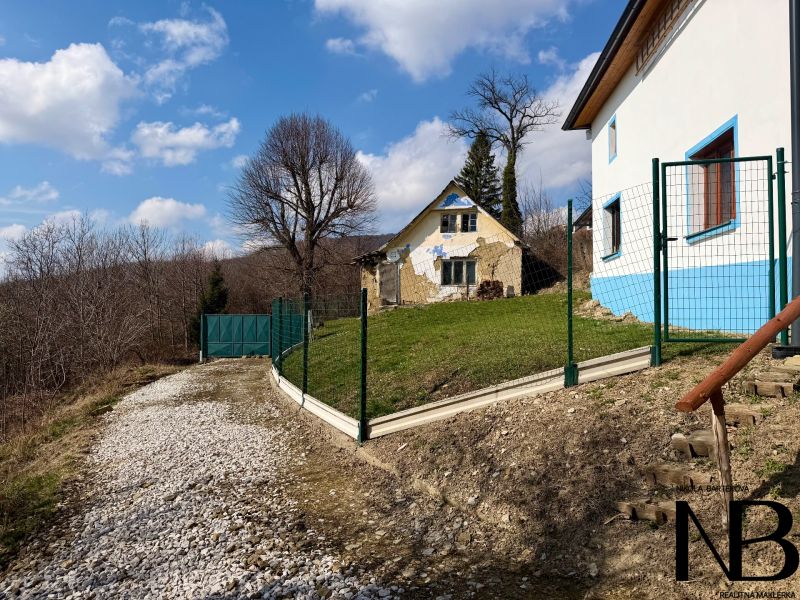 Haus mit Hof und Zaun auf Grundstücken - Wohnen in Lubina, Lubina.