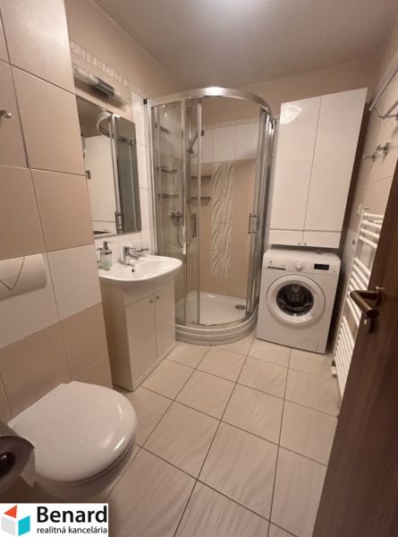 Badezimmer in einer 3-Zimmer-Wohnung mit Badewanne, Waschmaschine und Stauraum.
