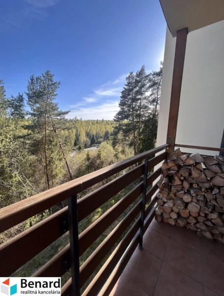 Der Balkon in Stará Lesná in Stará Lesná bietet einen Blick auf den Wald von einer 3-Zimmer-Wohnung.