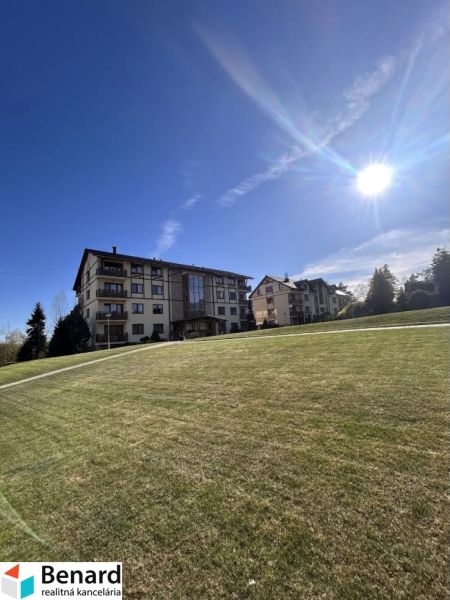 Gebäude und Rasenfläche in Stará Lesná, in der Straße Stará Lesná, bei einer 3-Zimmer-Wohnung.