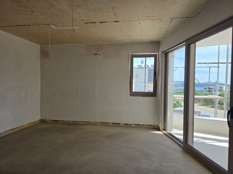 Innenraum einer 3-Zimmer-Wohnung mit Balkon und Blick auf die Landschaft.