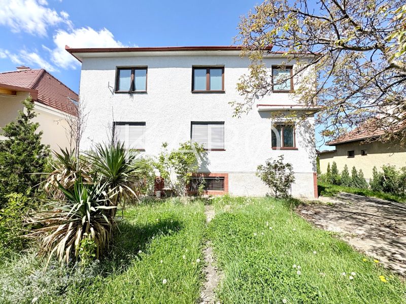 Ein Einfamilienhaus in der Puškinova-Straße in Partizánske mit einem Vorgarten und Bäumen.