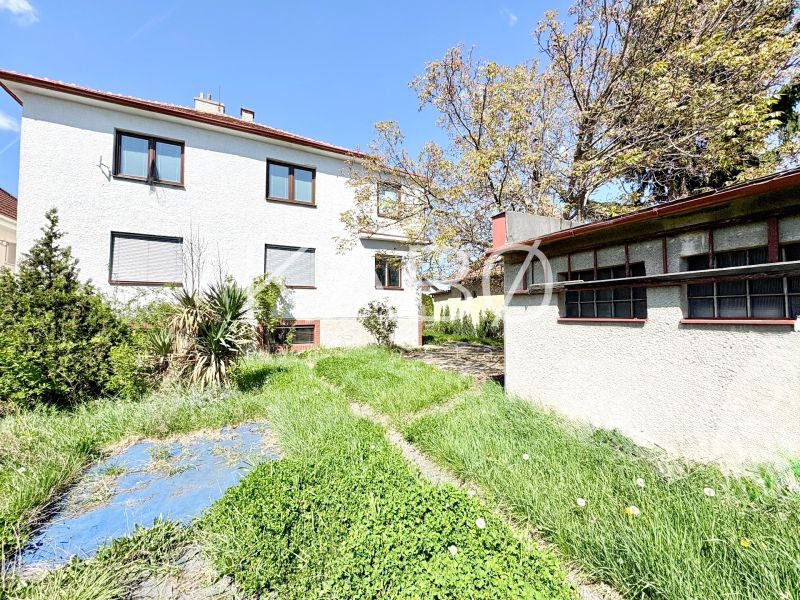 Einfamilienhaus in der Puškinova-Straße in Partizánske mit einem Rasen-Garten und Bäumen.