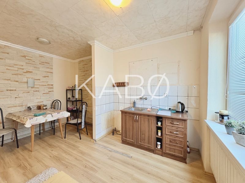 Küche in einem Einfamilienhaus mit Holzboden und Esstisch.