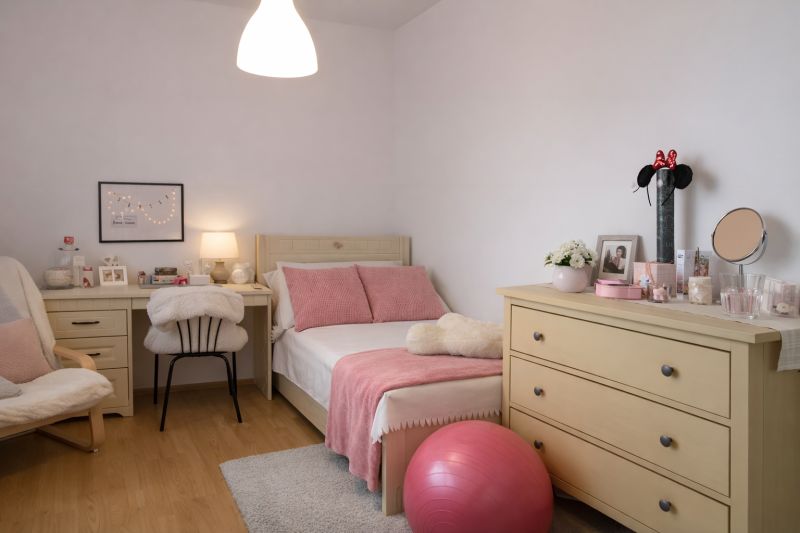 Ein Zimmer in einer 4-Zimmer-Wohnung mit Bett, Kommode, Schreibtisch und Dekorationen.
