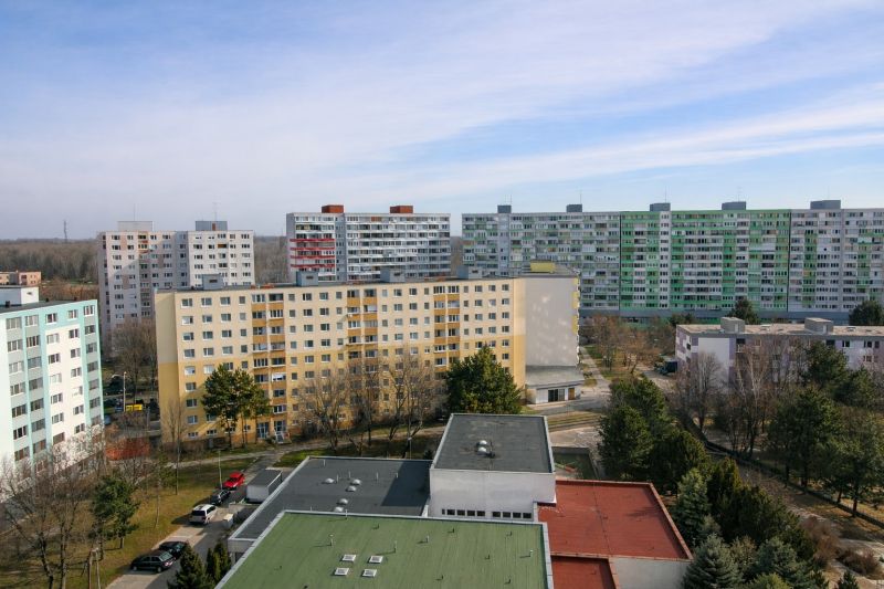 Plattenbauten in Bratislava - Petržalka in der Lietavská-Straße im Hintergrund von Bäumen.