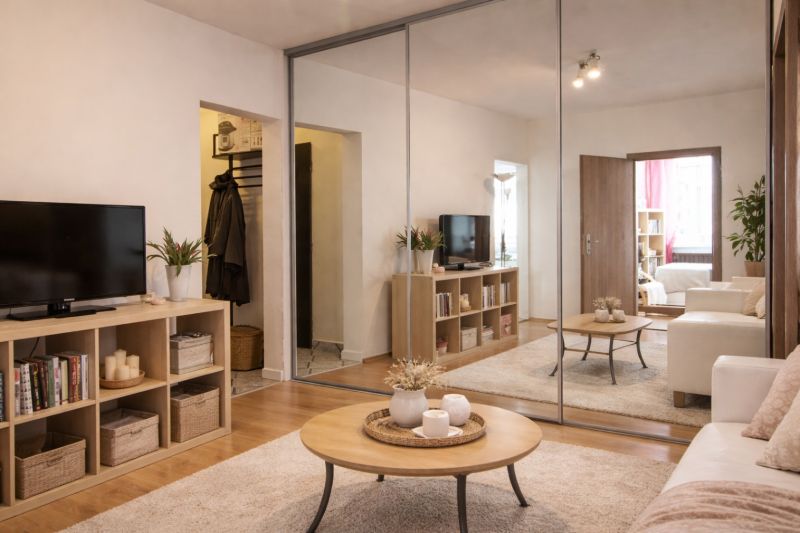 Wohnzimmer mit einem Spiegelschrank, einem Fernseher und einem Boden mit Holzdekor.