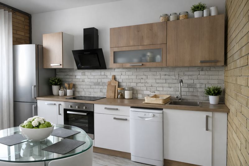 Küche in einer 4-Zimmer-Wohnung mit matten weißen und hölzernen Schränken und einem Glastisch.