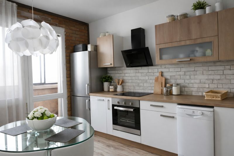 Helle Küche mit Geräten, Esstisch und Holzboden in einer 4-Zimmer-Wohnung.