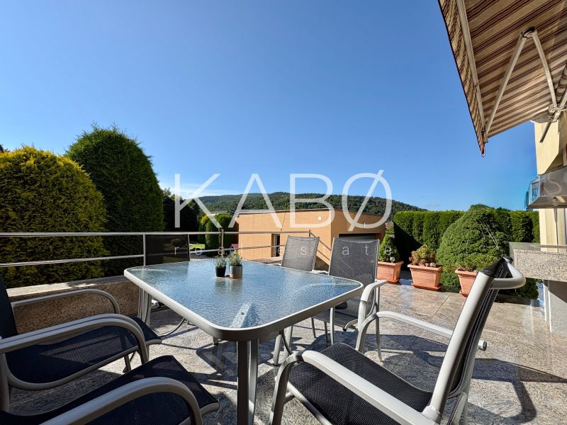 In Partizánske eine Terrasse eines Einfamilienhauses mit Gartenmöbeln und Blick ins Grüne.