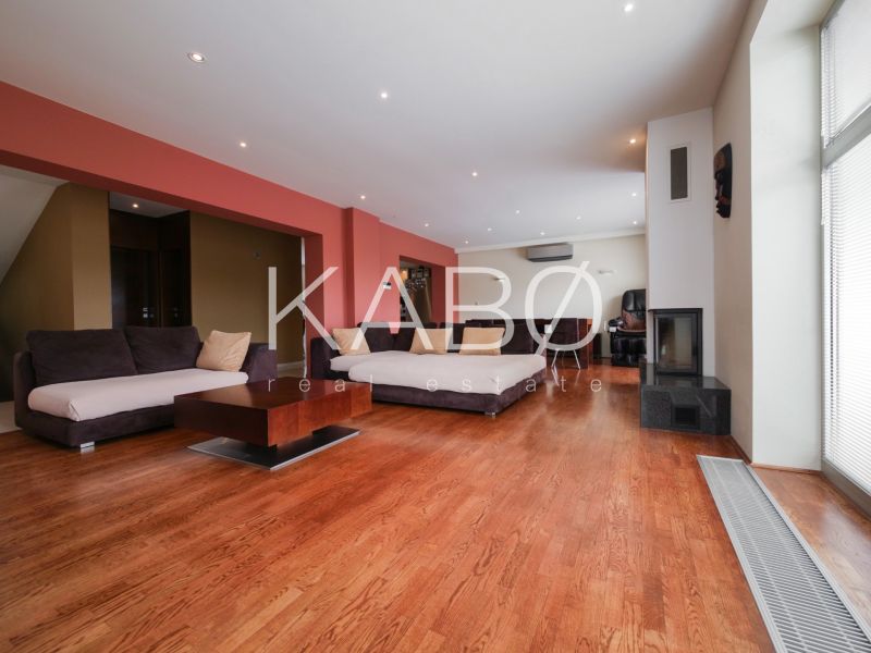 Wohnzimmer mit Kamin und Holzboden in einem Einfamilienhaus.