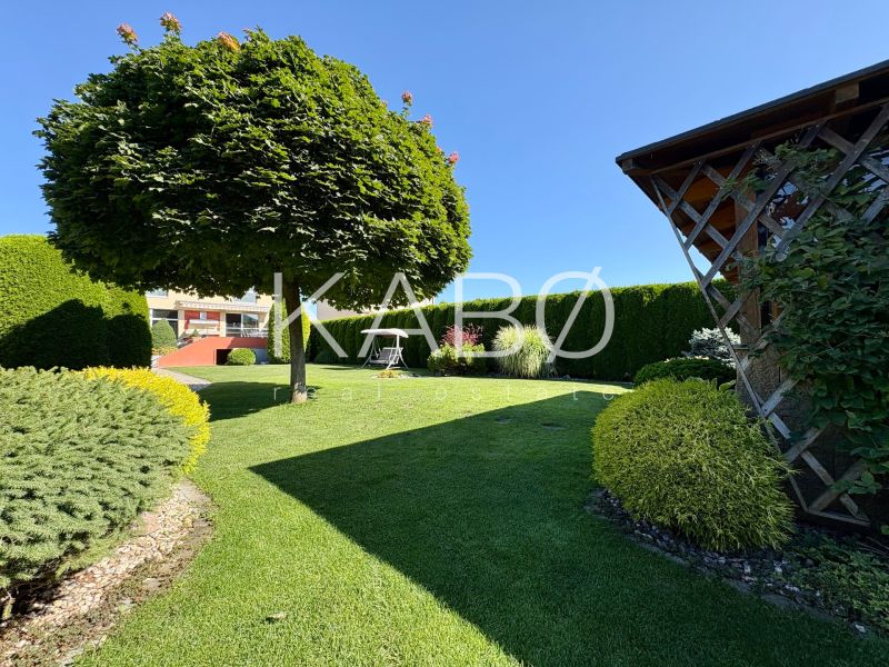 Ein gepflegter Garten mit Pavillon bei einem Einfamilienhaus in Partizánske.