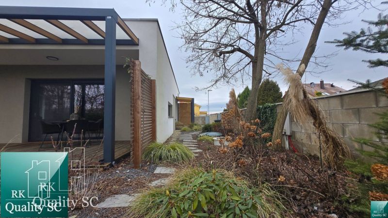 Einfamilienhaus in Senec mit Terrasse, Holzpergola und gepflegtem Garten.