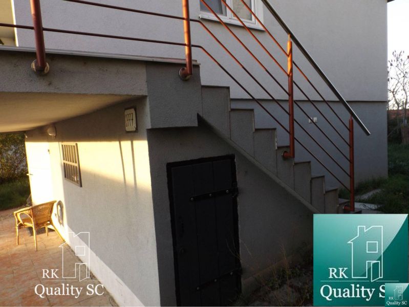 Außenbereich eines Einfamilienhauses an den Sonnenseen Süd in Senec mit Treppe und Terrasse.