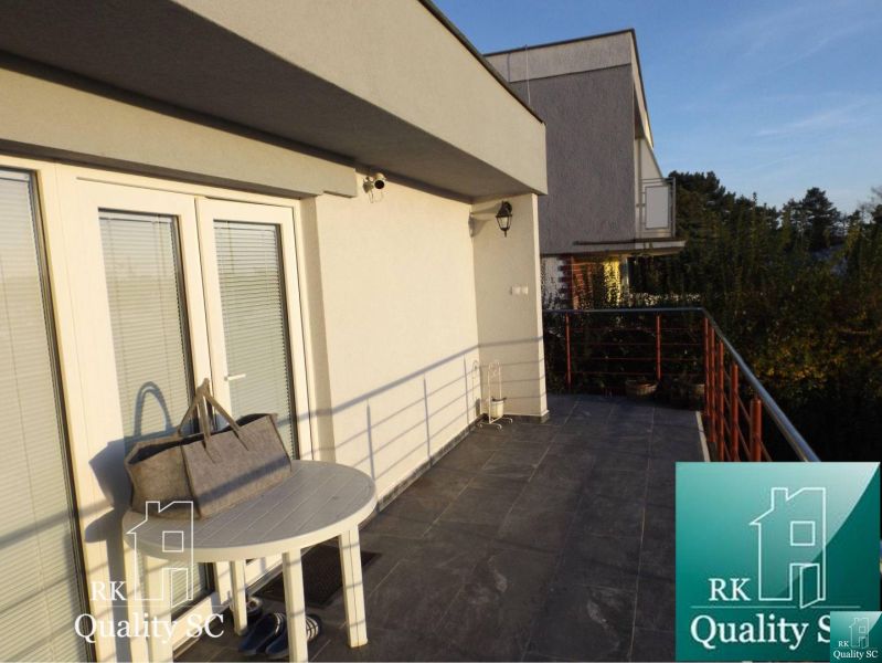 Balkon auf der Hütte am SONNENSEE SÜD in Senec mit Metallgeländer.