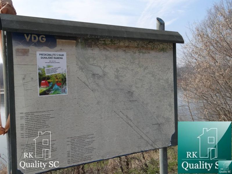 Informationstafel mit Karte an der Donau im Alten Hafen Gabčíkovo, Grundstücke - Wohnen.