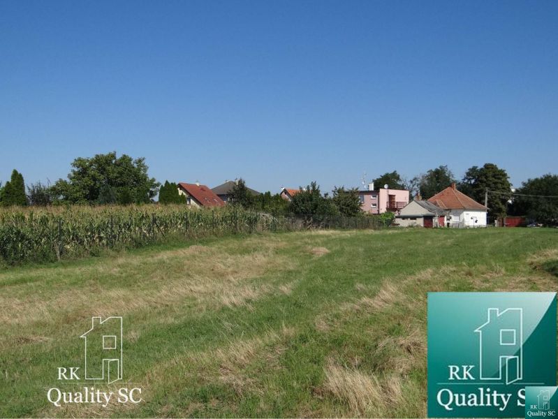 Grundstücke - Wohnen in der Straße Jelka - Vrbová bei Galanta. Rasenfläche und Häuser im Hintergrund.
